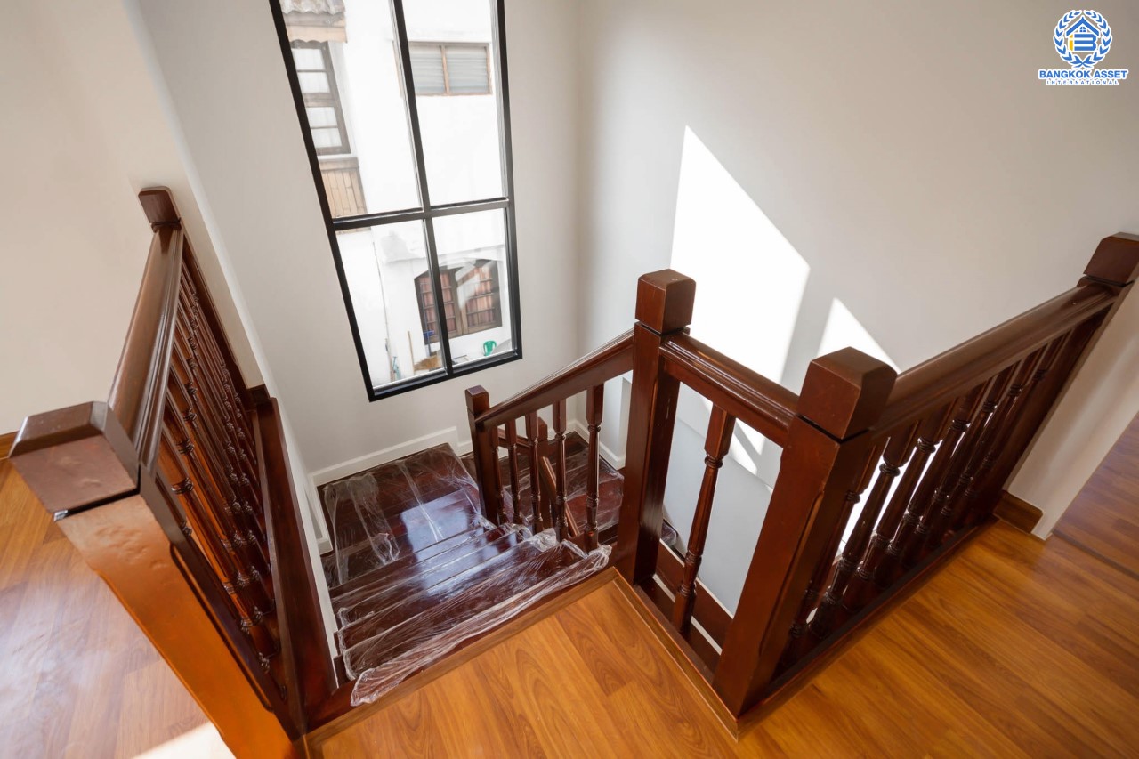 บ้านมือสองตกแต่งใหม่ ทำเลใจกลางเมือง ม.บ้านประชาชื่น ประชาชื่น-สามัคคี เนื้อที่ 63 ตร.ว. ฟังก์ชันจัดเต็ม 5 ห้องนอน 2 ห้องน้ำ 2 ที่จอดรถ บนทำเลเดินทางสะดวก เชื่อมต่อหลายเส้นทาง ใกล้เดอะมอลล์งามวงศ์วาน เซ็นทรัลแจ้งวัฒนะ ทางด่วน และรถไฟฟ้า (สายสีชมพู)